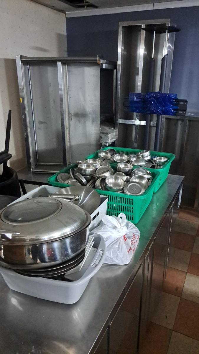 업소용 식당 집기 및 홀 가구 일체 (원목 의자 / 스텐 캐비닛 작업대 / 미니 커피자판기) 썸네일 2